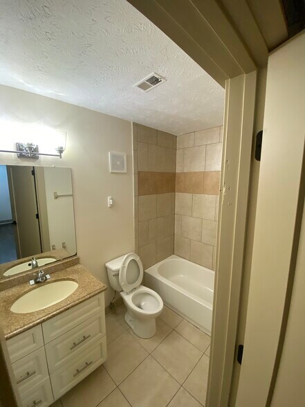 Building Photo - 323 Country Club Dr