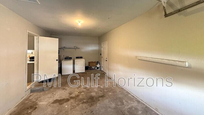 Building Photo - 738 Carondelay Dr