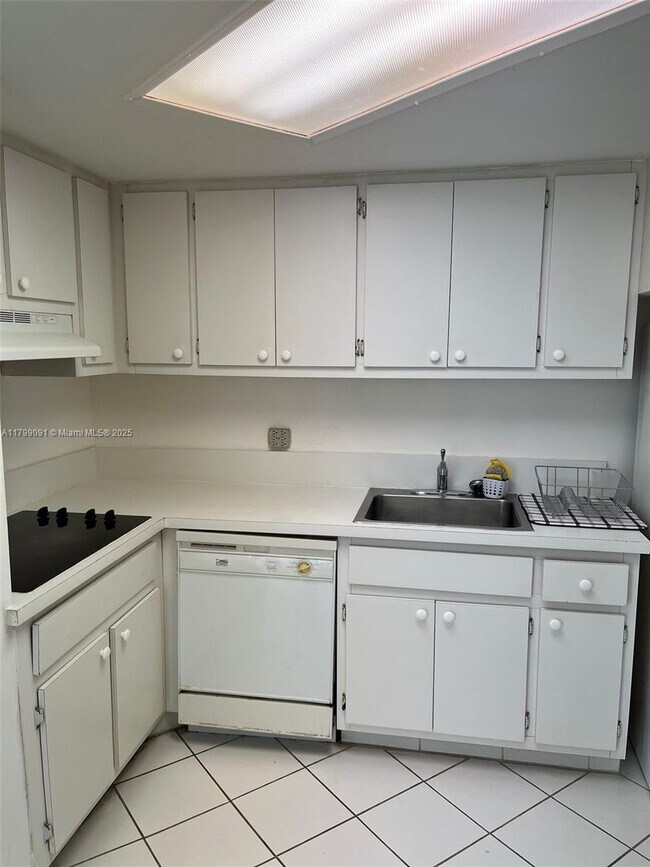 Building Photo - 801 Brickell Bay Dr