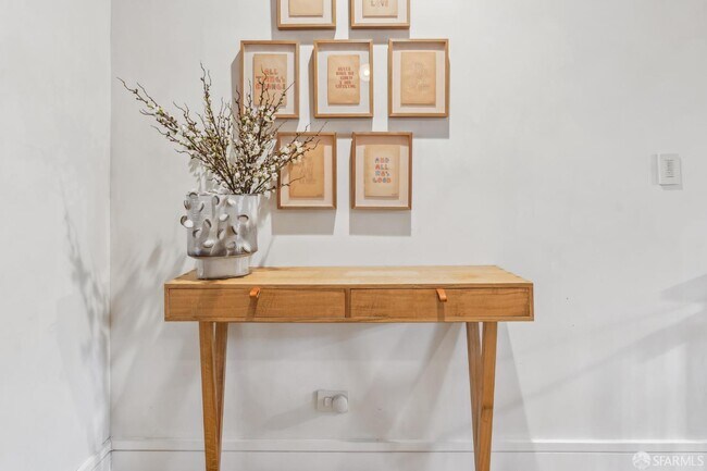 Building Photo - 7 Seymour St