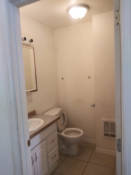 Bathroom - 1927 E Desmet Ave