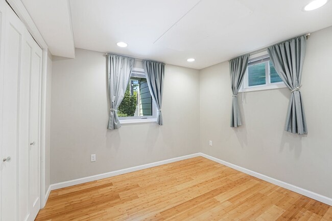 Building Photo - Cape Cod Gem-w/MIL-PRICE DROP!