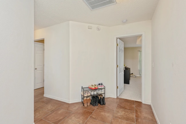 Building Photo - 4 Bedroom 2 bathroom