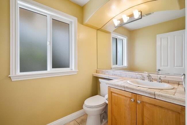 Building Photo - Spacious detached townhome available in So...
