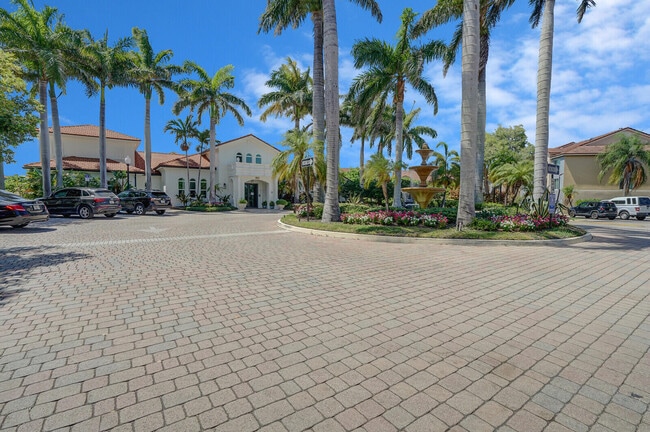 Building Photo - 611 Villa Cir
