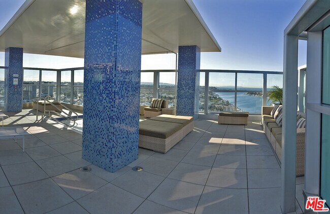 Building Photo - 13700 Marina Pointe Dr