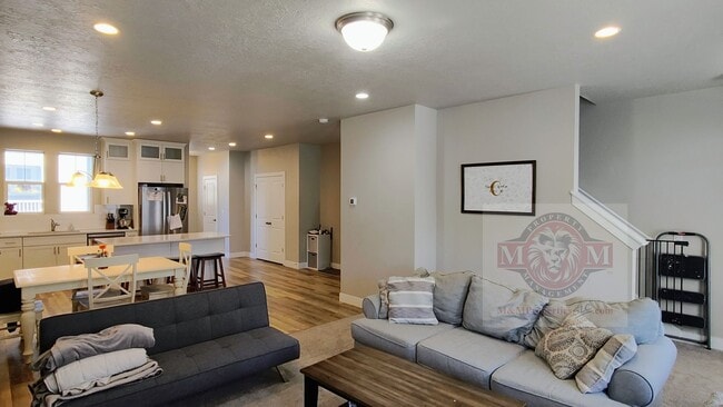 Building Photo - Great 3 Bd 2.5 Bath Townhome 2 Car Garage