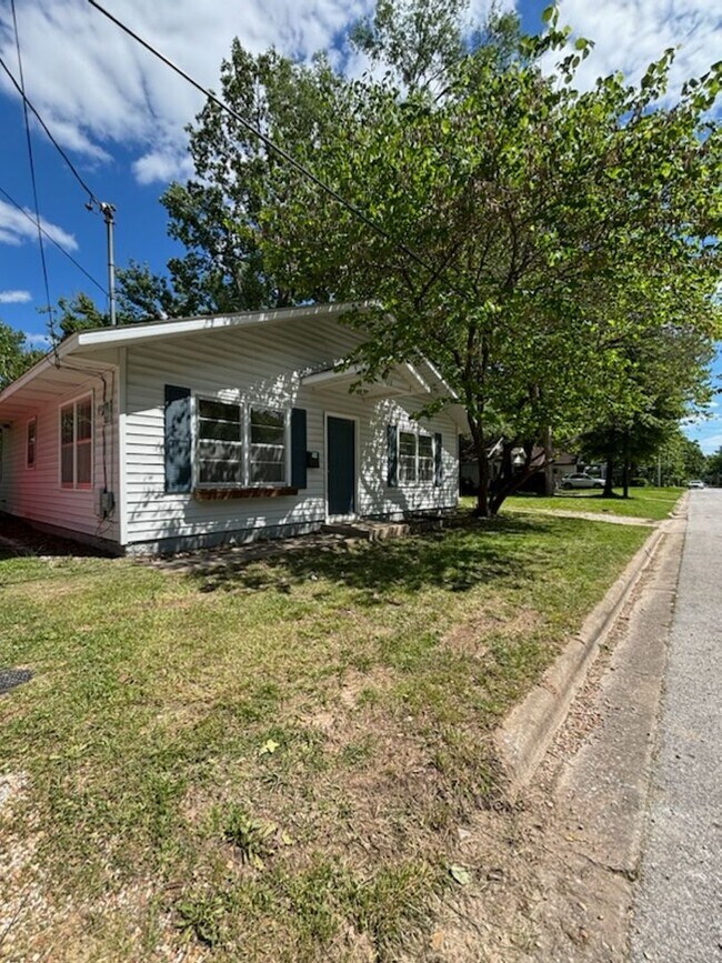 Building Photo - Large Open Floor Plan. 2 Bedroom and 1 Bathroom