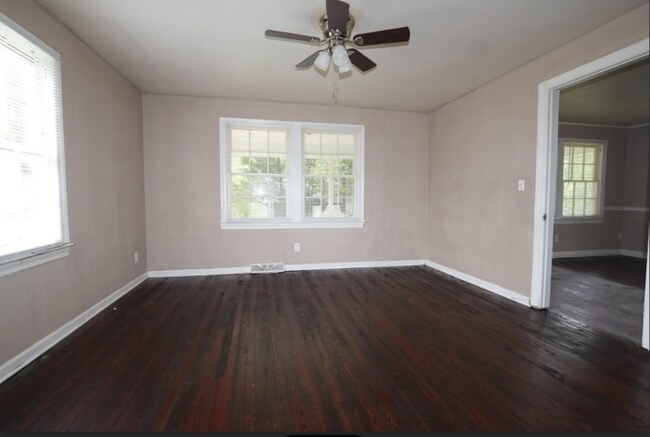 Building Photo - A charming house in Jewitt!