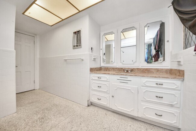 Building Photo - 5001 Glenhaven Dr