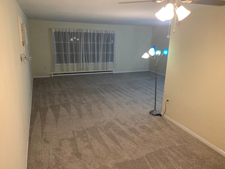 Open concept living/dining area - 1265 Woodmere Rd