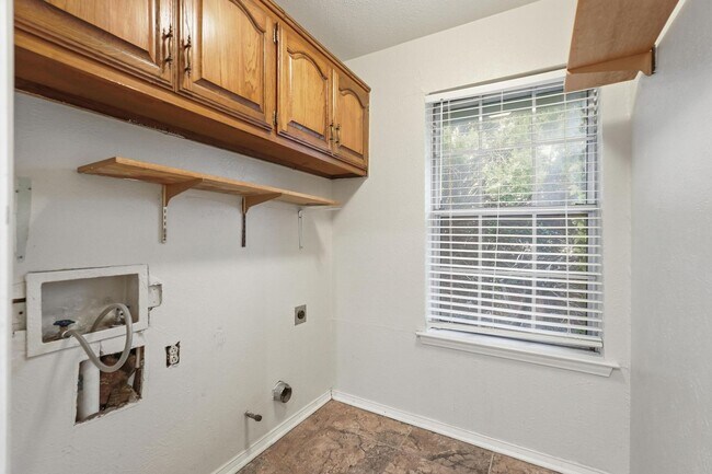 Building Photo - Charming 4 Bedroom 2.5 Bath Home In RISD!