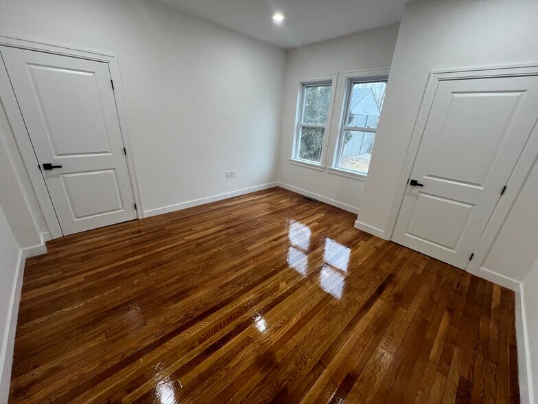 Building Photo - 82 Albertina St