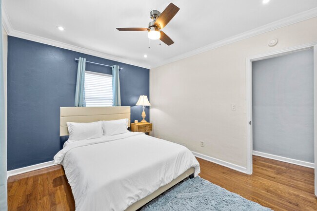 Building Photo - 3201 Poinsettia Ave