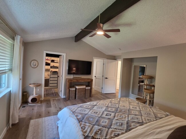 Building Photo - Lea Hill tri-level home - 3 bedroom 2.5 bath home - Feels like new/ Remodeled - A Must see - Avai...