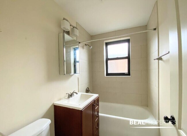 Building Photo - 1 bedroom in CHICAGO IL 60613