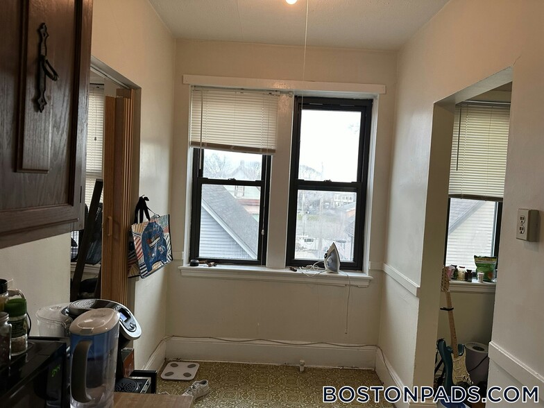 Building Photo - 53 Fellsway W