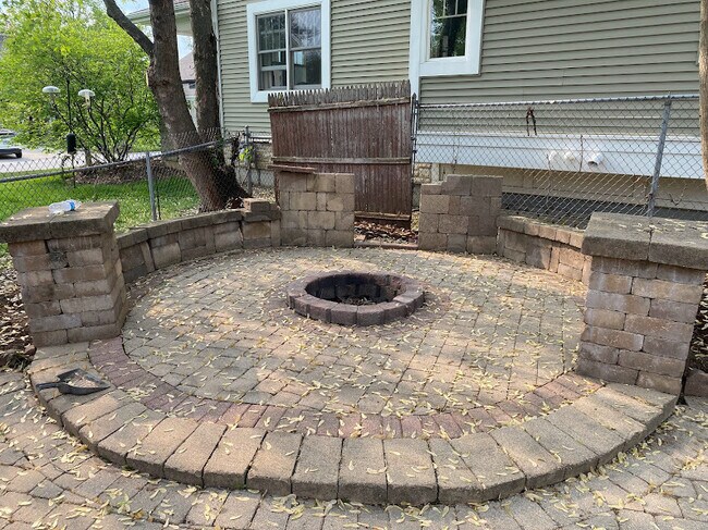 Building Photo - 1221 N Chicago Ave