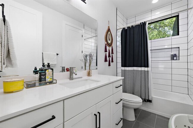 Building Photo - 408 W Odell St