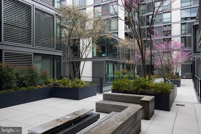 Building Photo - 925 H St NW