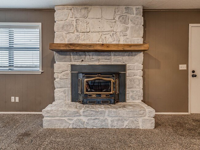 Building Photo - Beautiful 3 bedroom home in the heart of Coweta!