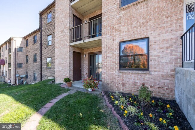 Building Photo - 1706 Valley Dr