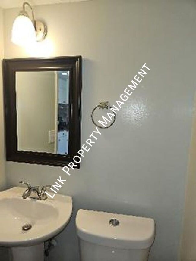 Building Photo - 1640 Keeble St