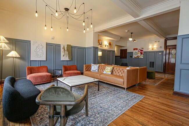 Building Photo - Beautiful 2 Bedroom Renovated Apartment Wa...