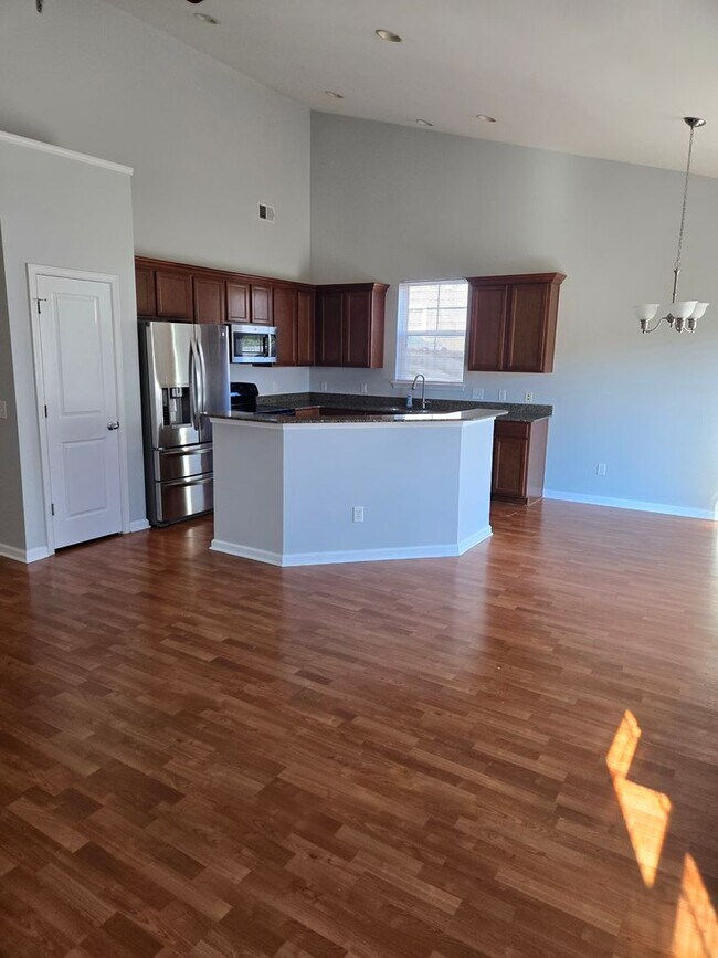 Building Photo - Beautiful 3 bedroom available