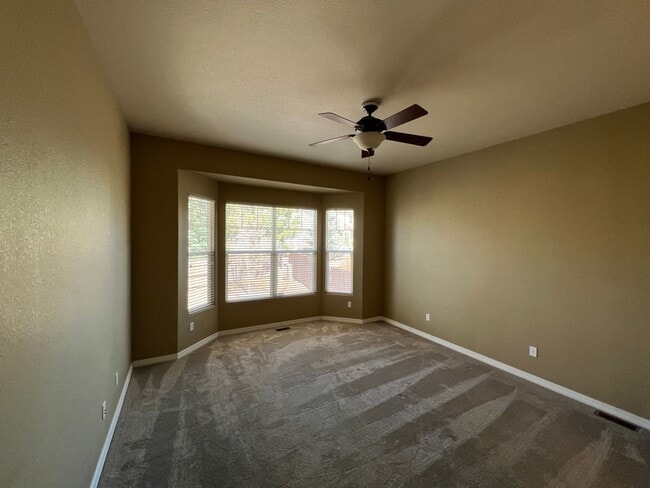 Building Photo - Pine Creek 5bd Home on Corner Lot 6 month ...