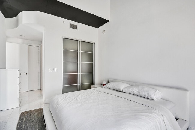 Building Photo - 365 SE 6th Ave