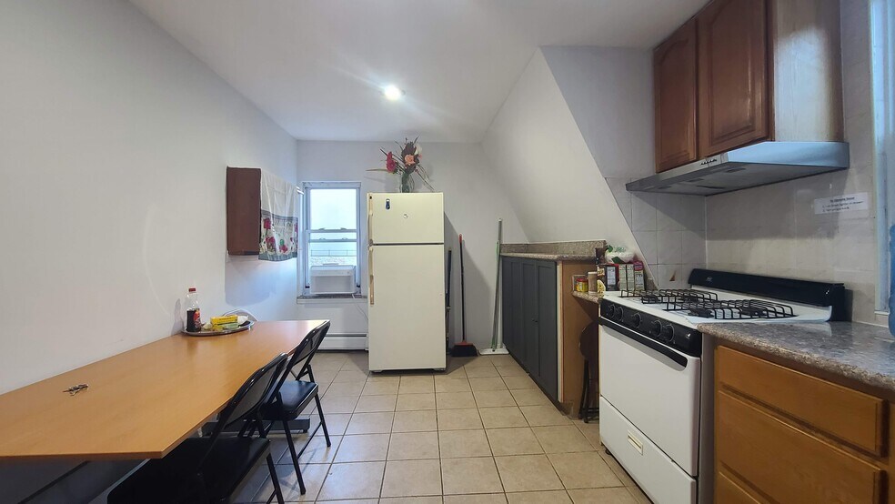 Building Photo - 42 49th St