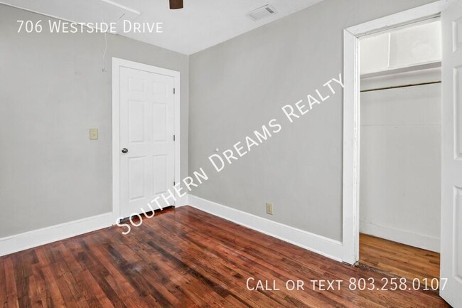 Building Photo - 706 Westside Dr