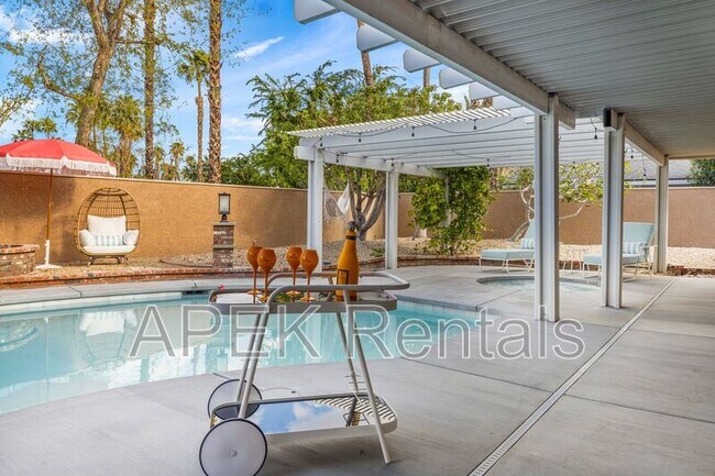 Building Photo - 1334 S San Joaquin Dr