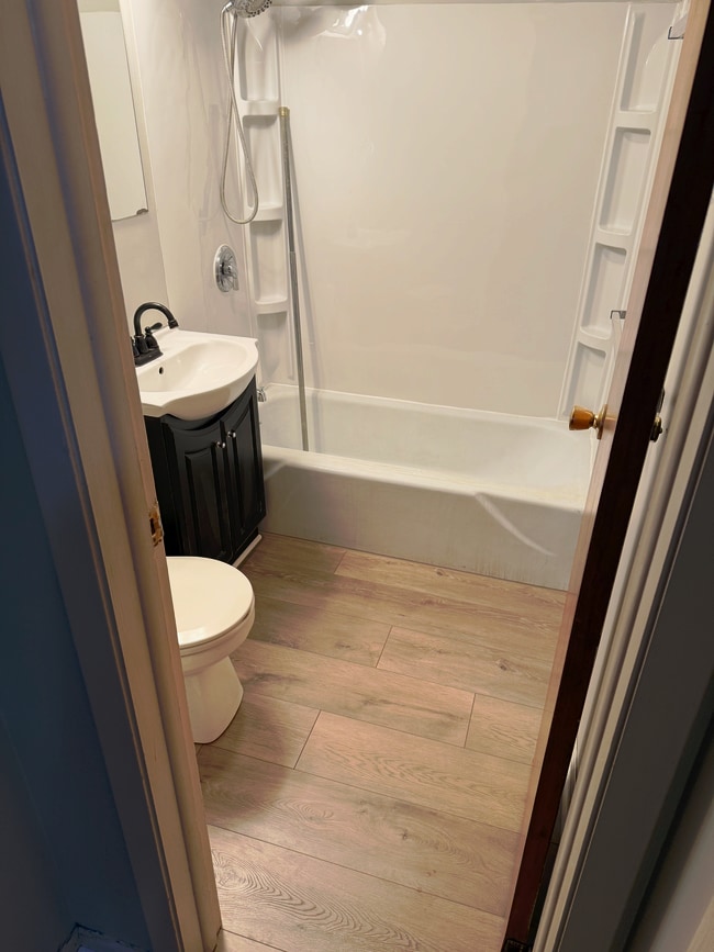 Building Photo - Valley