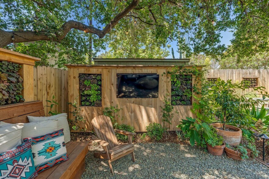 Building Photo - 1053 N Mar Vista Ave