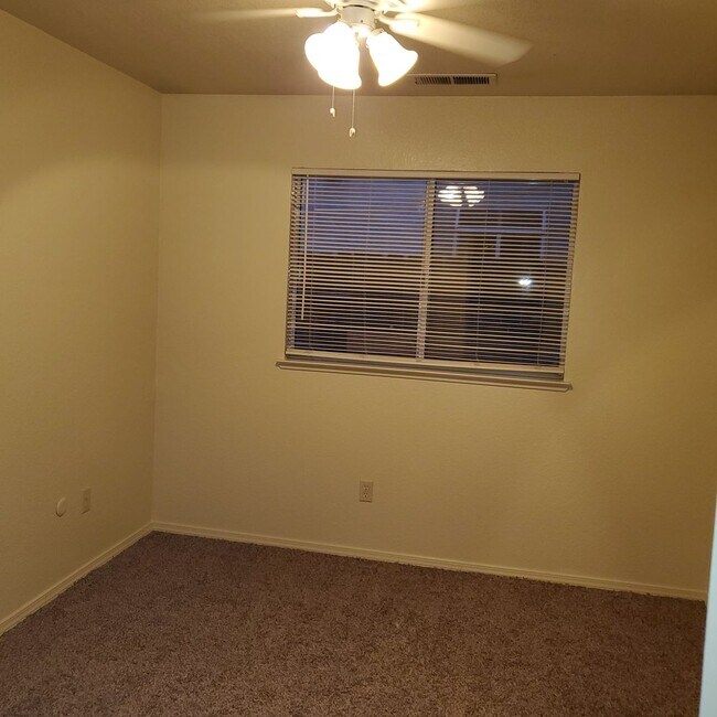 Building Photo - COLLEGEVIEW DRIVE ~ Near College  3 bedroo...