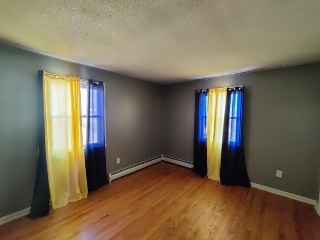 Building Photo - BEAUTIFUL Waterbury Cape w/ 4 Bedrooms, 2 ...