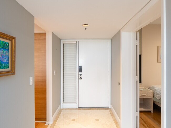Building Photo - One of Longboat Key’s premier waterfront c...