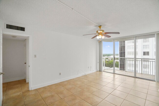 Building Photo - 18051 Biscayne Blvd