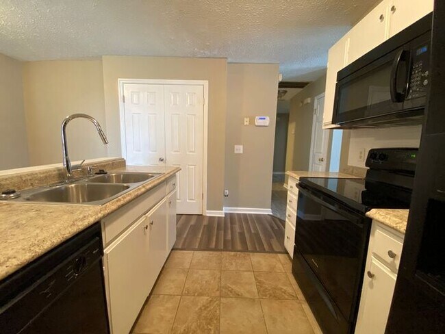 Building Photo - Beautiful Renovated House in North Nashville - Fenced in Yard!