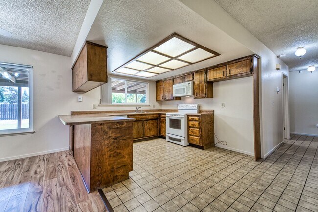 Building Photo - 4 bedroom 2 1/2 bath house in Yuba City