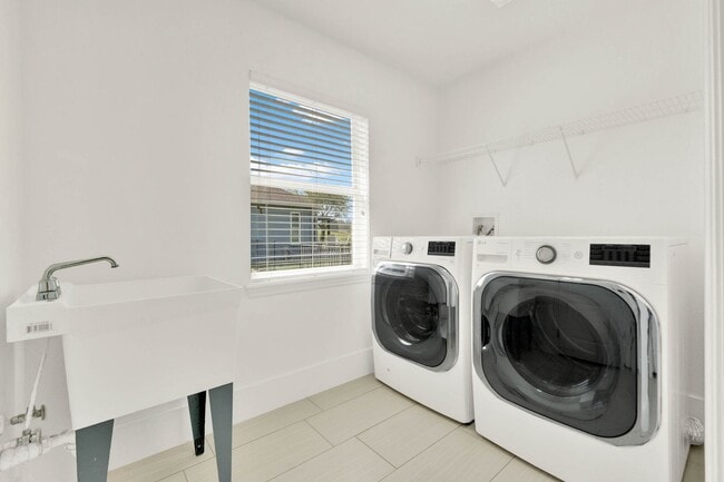 Building Photo - RENOVATED 5 BEDROOM FENCED IN, GOLF FRONTA...