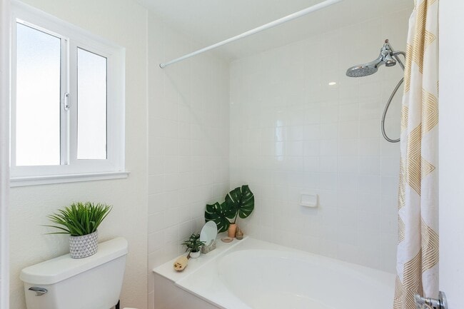 Building Photo - Spacious Alameda Brittany Bay Landing Town...