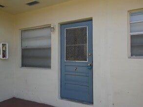 Building Photo - 125 SW 5th Ct