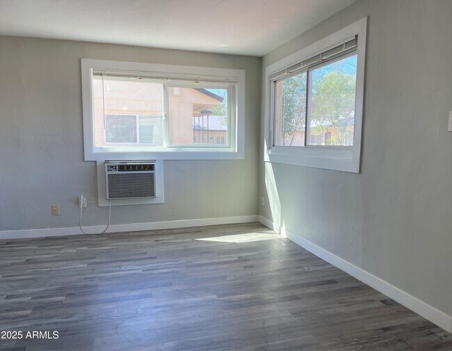 Building Photo - 1125 E Devonshire Ave