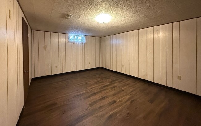 Building Photo - Home With Personality