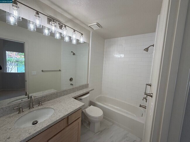 Building Photo - 801 Lakemont Pl