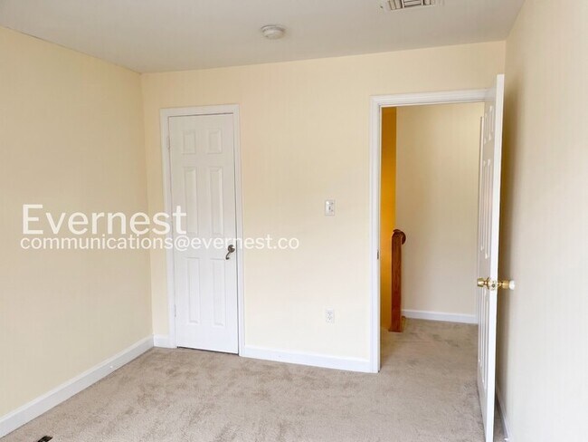 Building Photo - 12135 Salemtown Dr