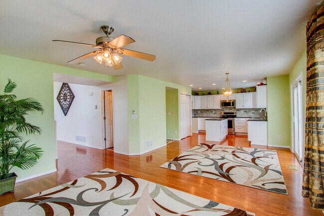 Building Photo - Impeccable 5 Bedroom Home with Mountain Views